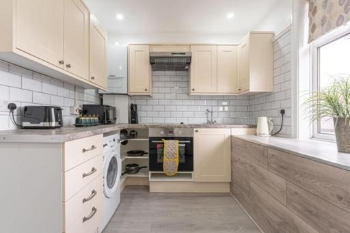 Walsgrave Road - 3 Bedrooms - Free Parking & Wi-fi Apartment *